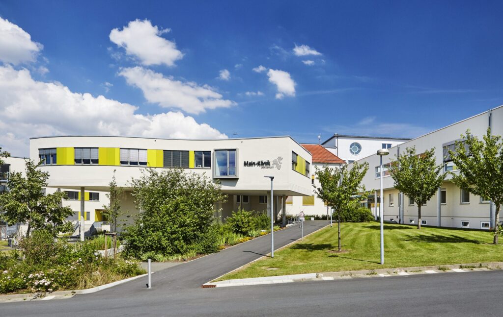 Moderne Klinikgebäude bei Sonnenschein