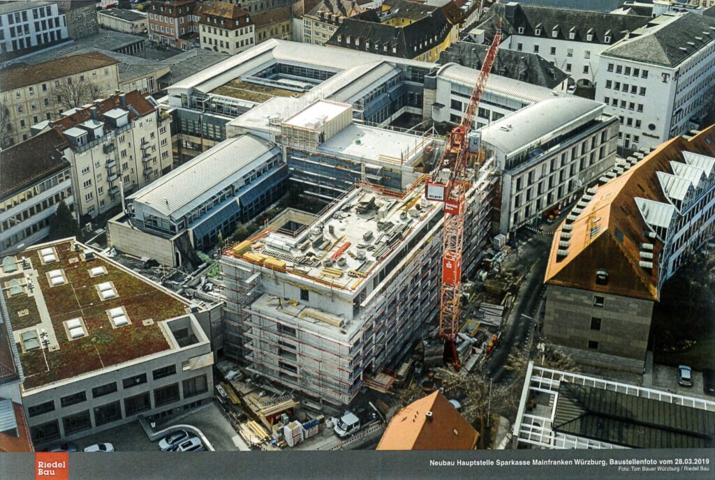 Baustelle Hauptstelle Sparkasse Würzburg aus der Luftansicht.