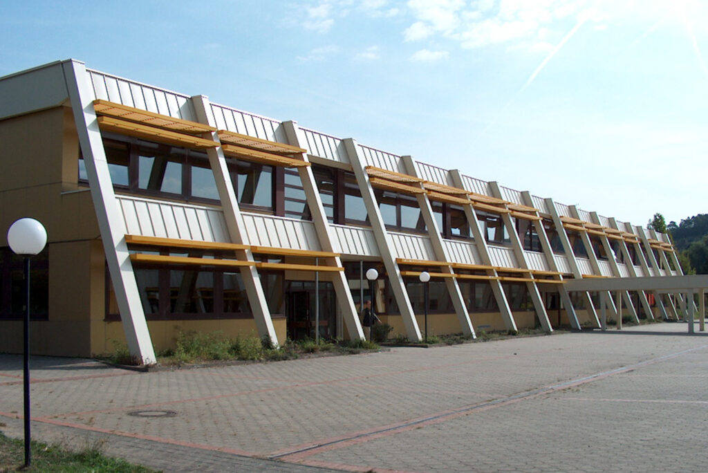 Modernes Gebäude mit großflächigen Fenstern im Freien.