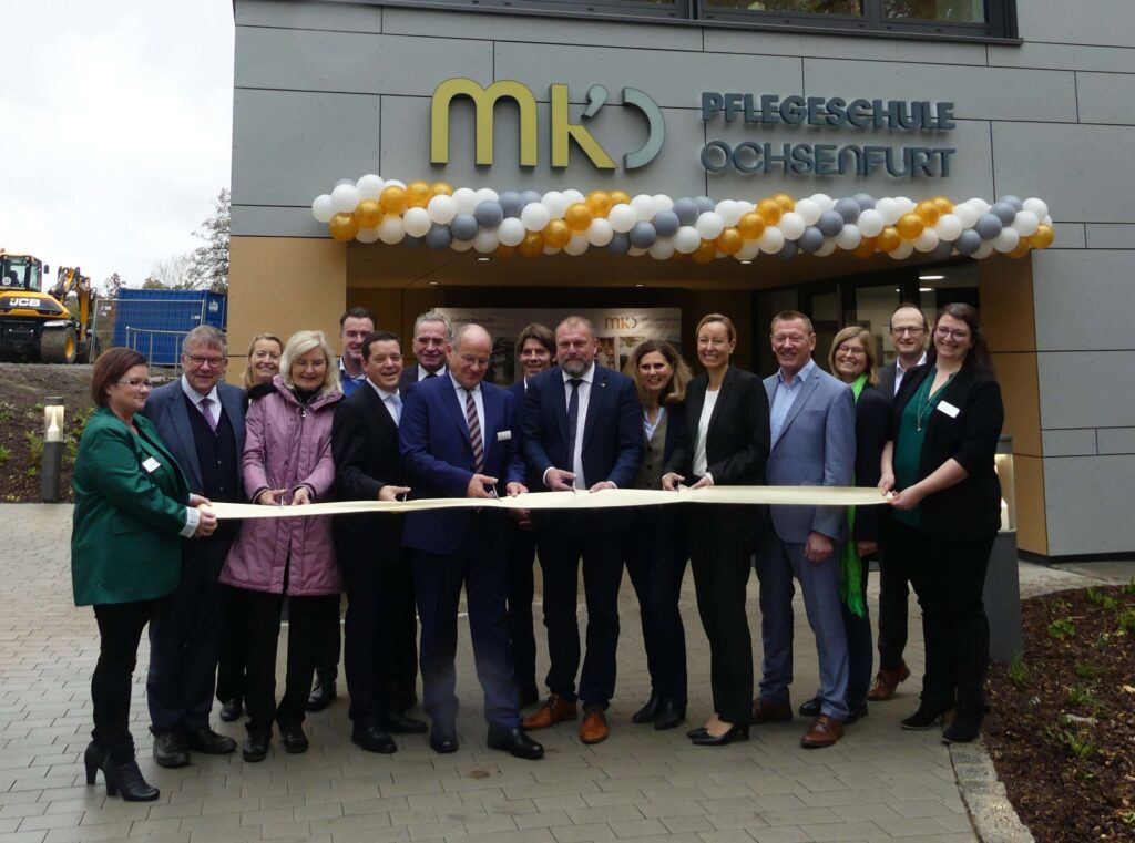 Eröffnung der Pflegeschule Ochsenfurt mit Banddurchschnitt.