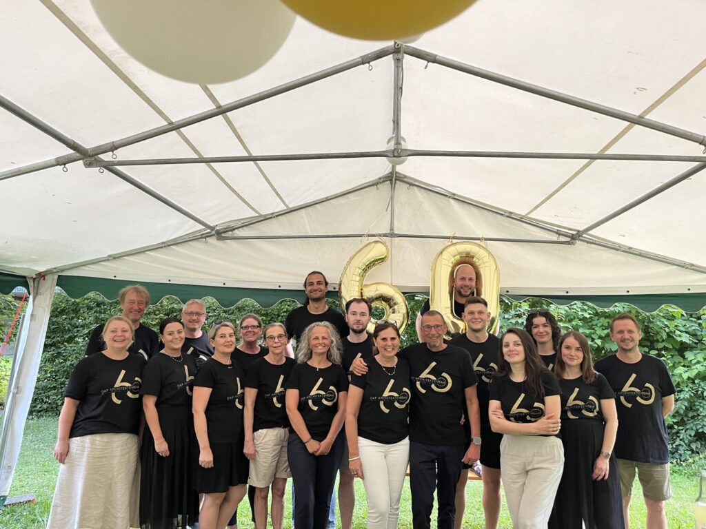 Gruppe feiert 60-jähriges Jubiläum im Zelt.