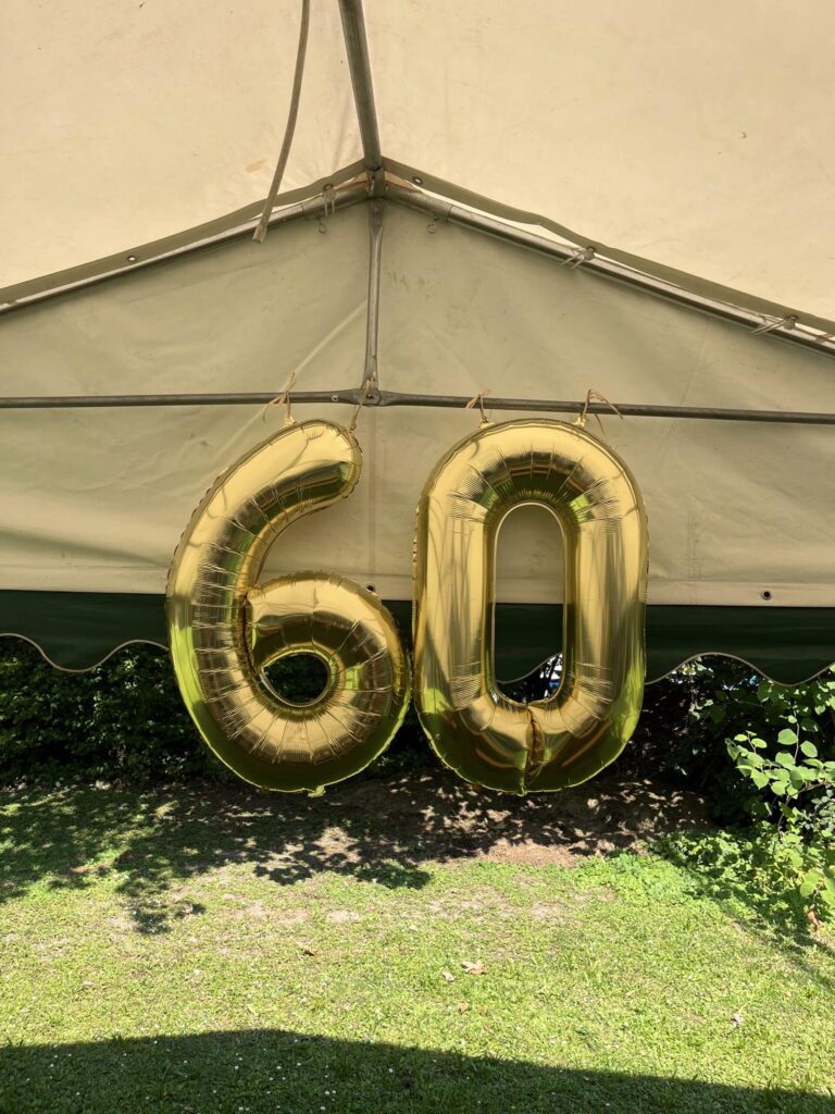 Goldene Ballons mit Nummer 60 im Zelt