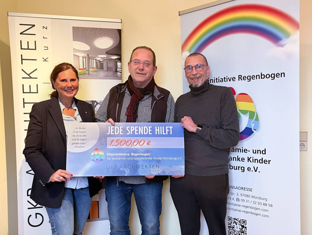 Drei Personen halten einen Spendencheck über 1.500 Euro.