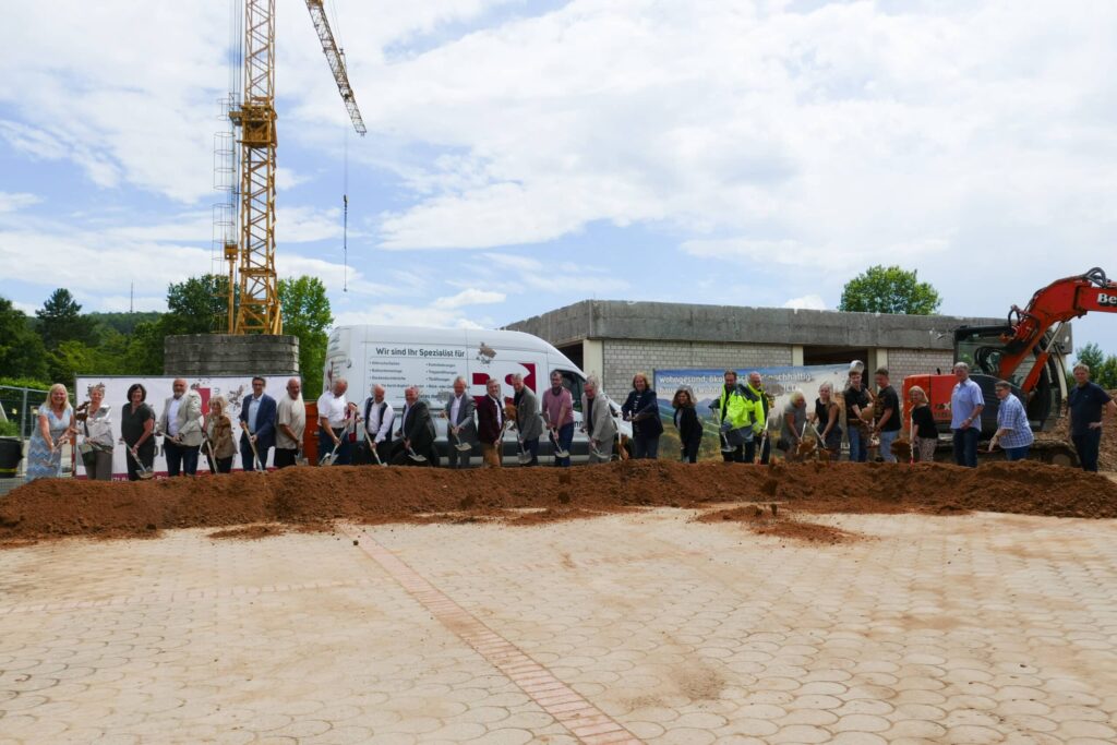 Gruppenfoto beim ersten Spatenstich einer Baustelle.
