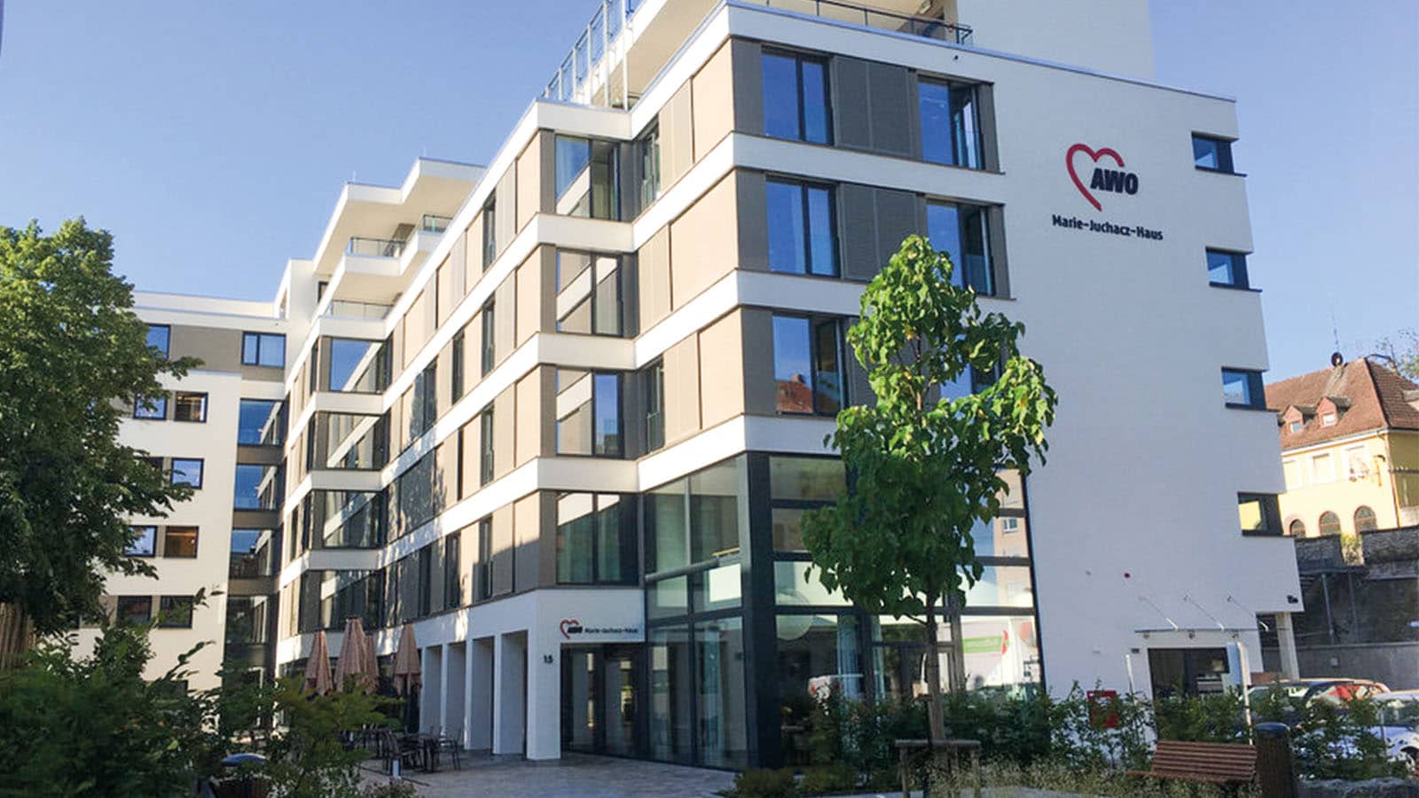 AWO-Gebäude mit moderner Architektur und grüner Umgebung.