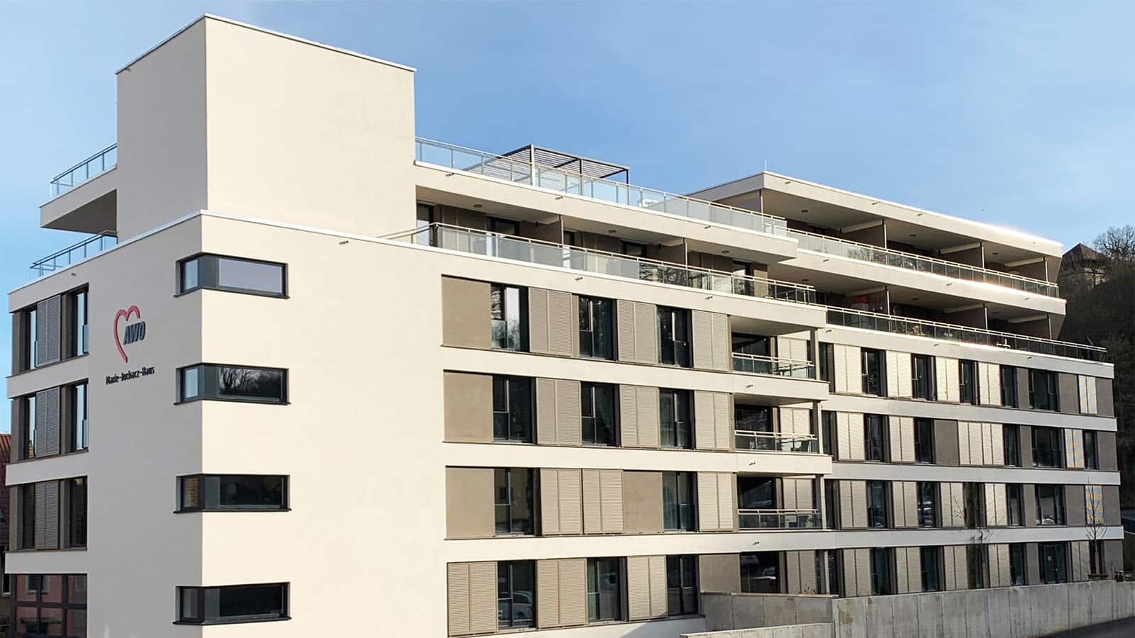 Mehrstöckiges modernes Gebäude mit Balkonen.