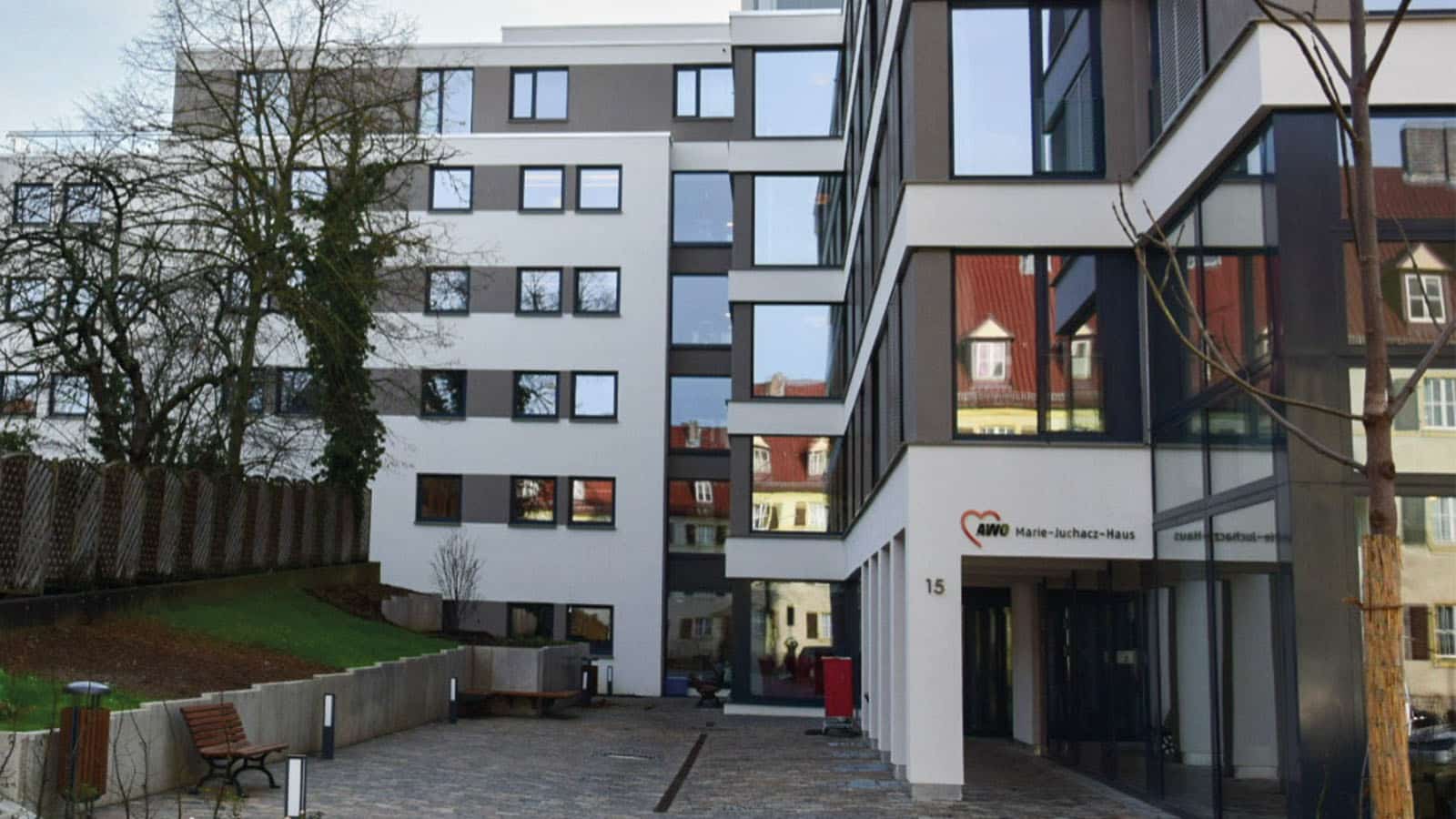 Moderne Gebäudeansicht mit Glasfassade in städtischer Umgebung.