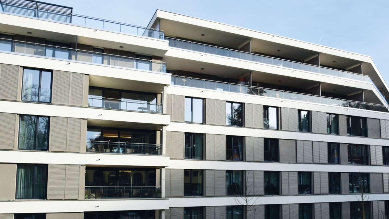 Moderne Wohngebäude mit großen Balkonen
