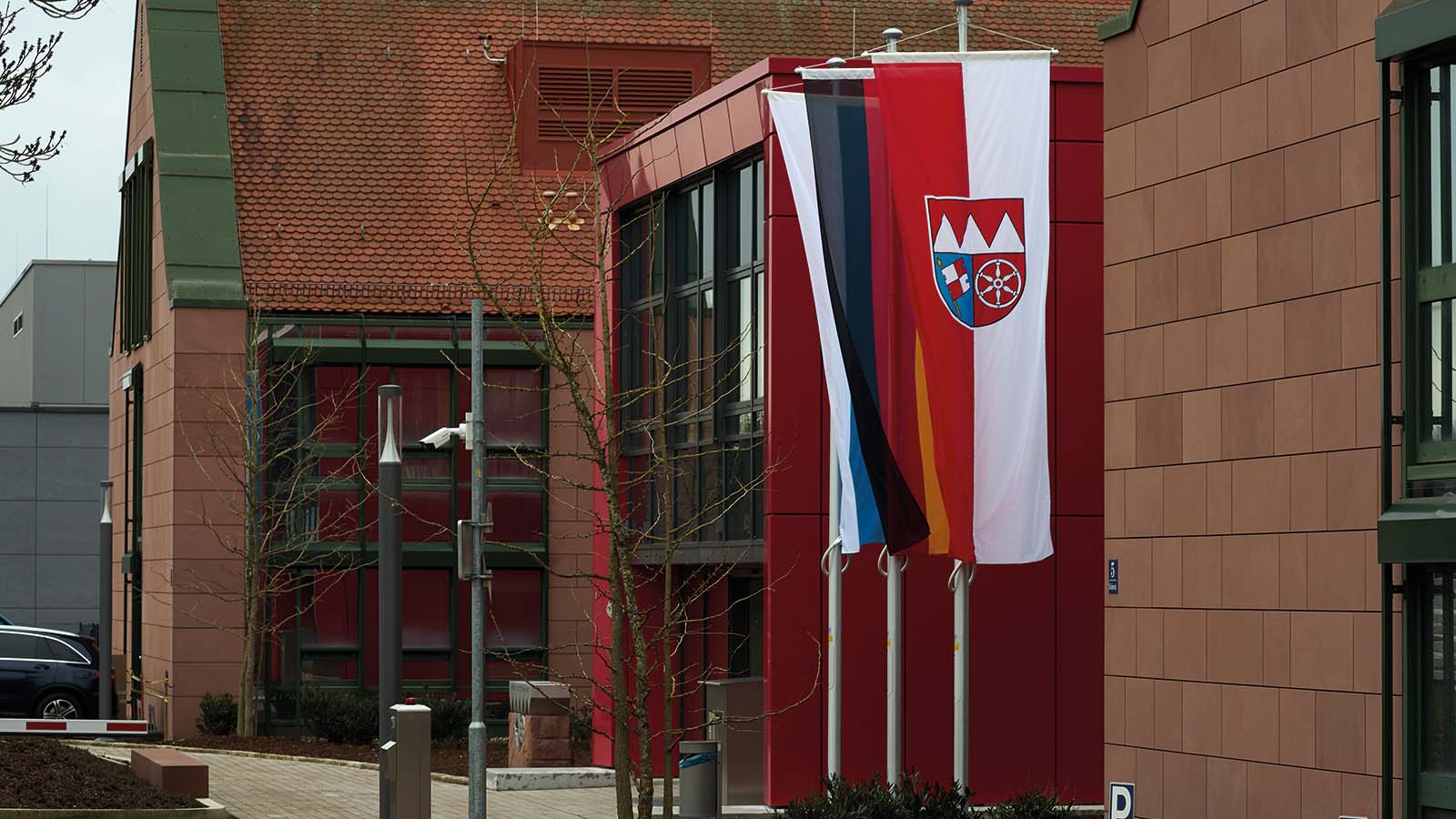 Fahnen vor modernem Gebäude in Deutschland