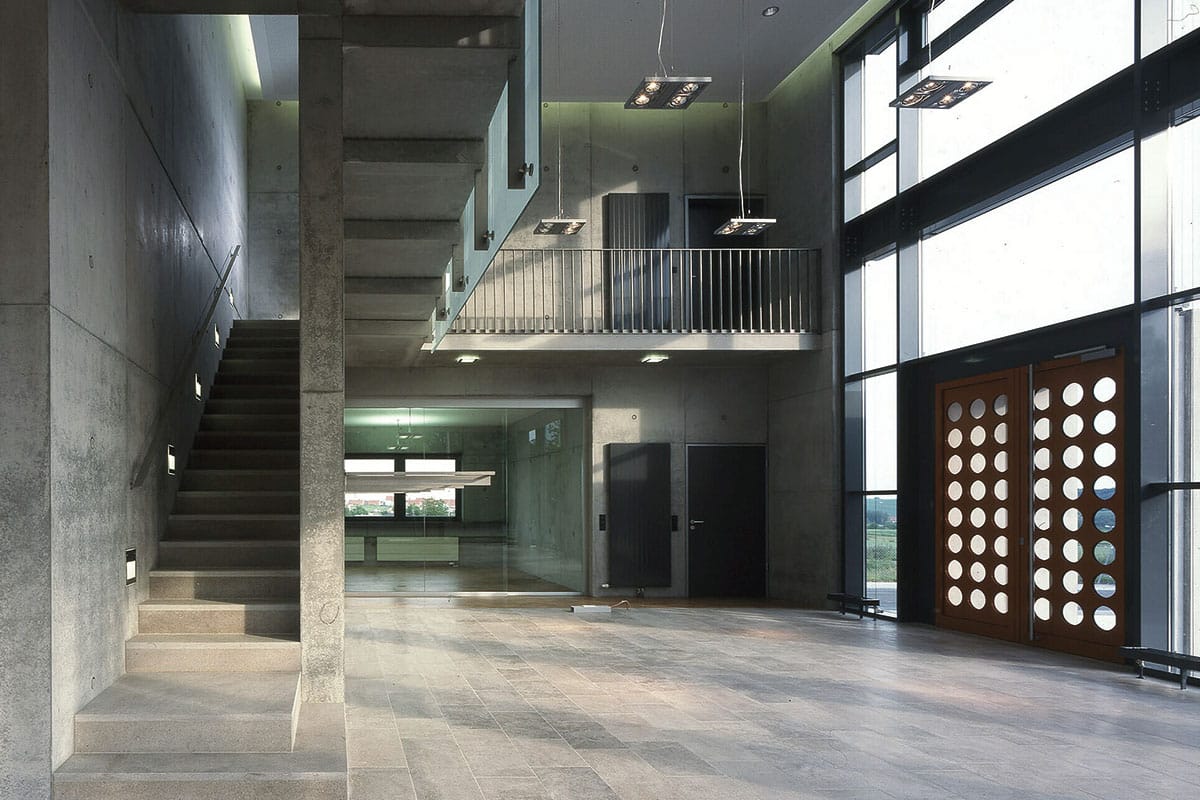 Moderne Innenarchitektur mit Treppe und Glaswänden