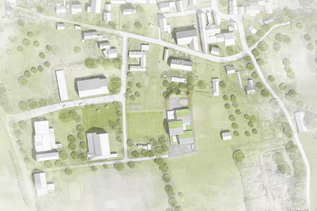 Luftbild einer grünen Landschaft mit Gebäuden und Bäumen.
