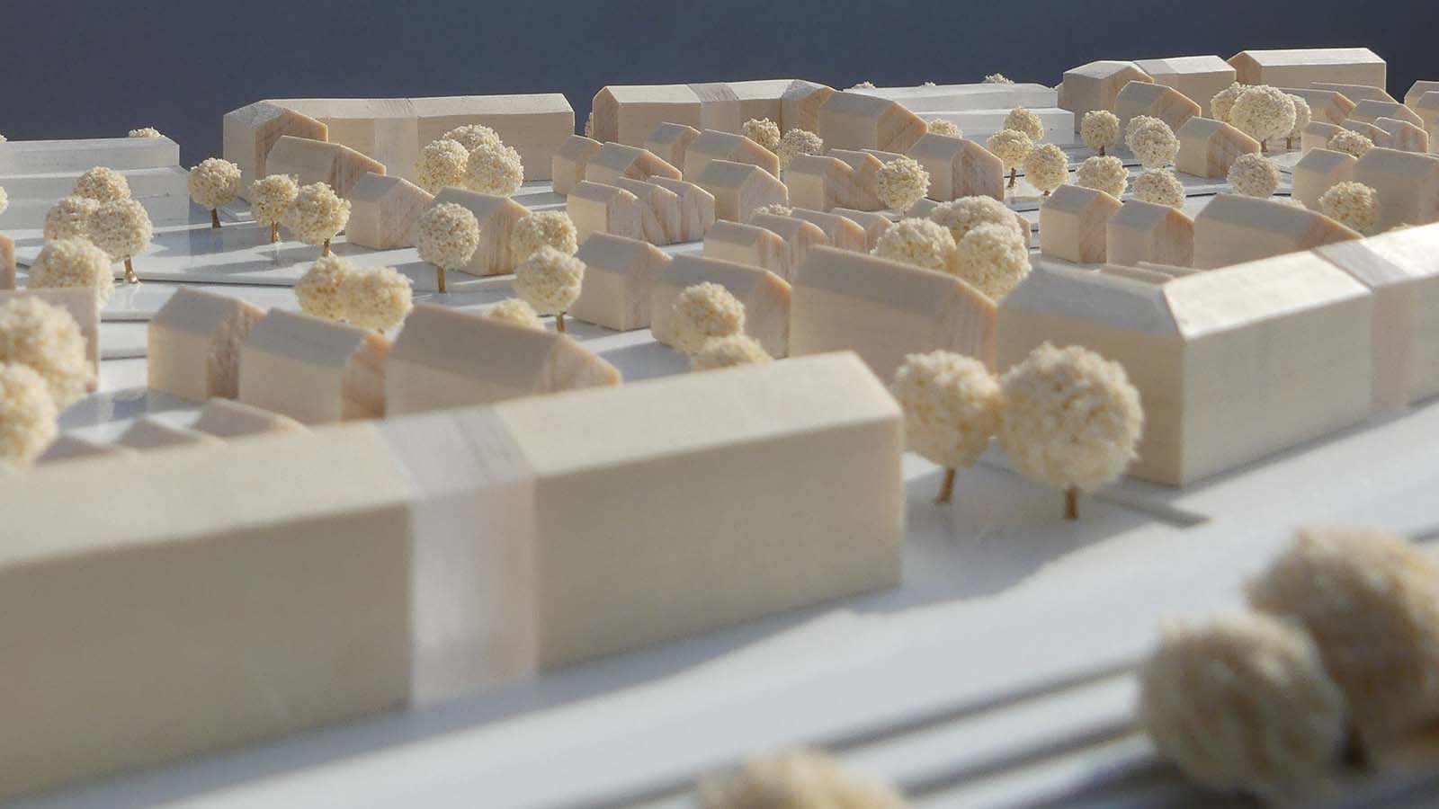 Architekturmodell mit Gebäuden und Bäumen aus Holz