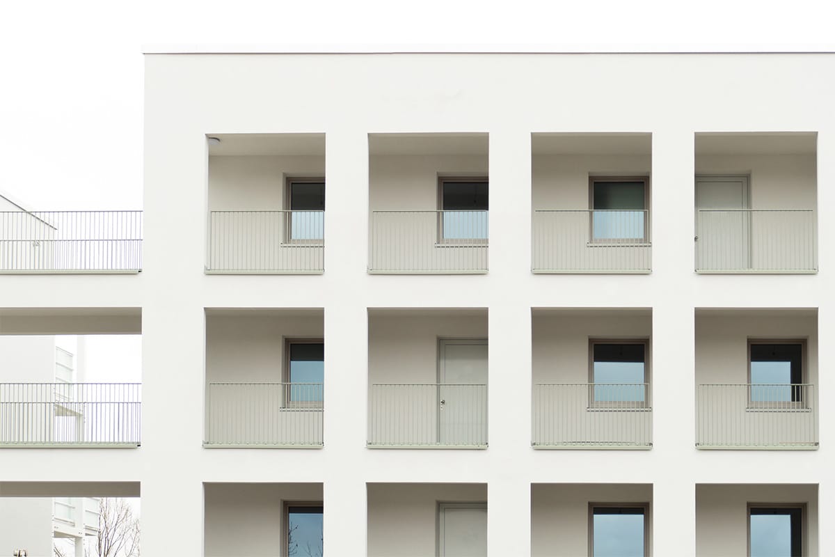 Modernes weißes Gebäude mit Balkonen