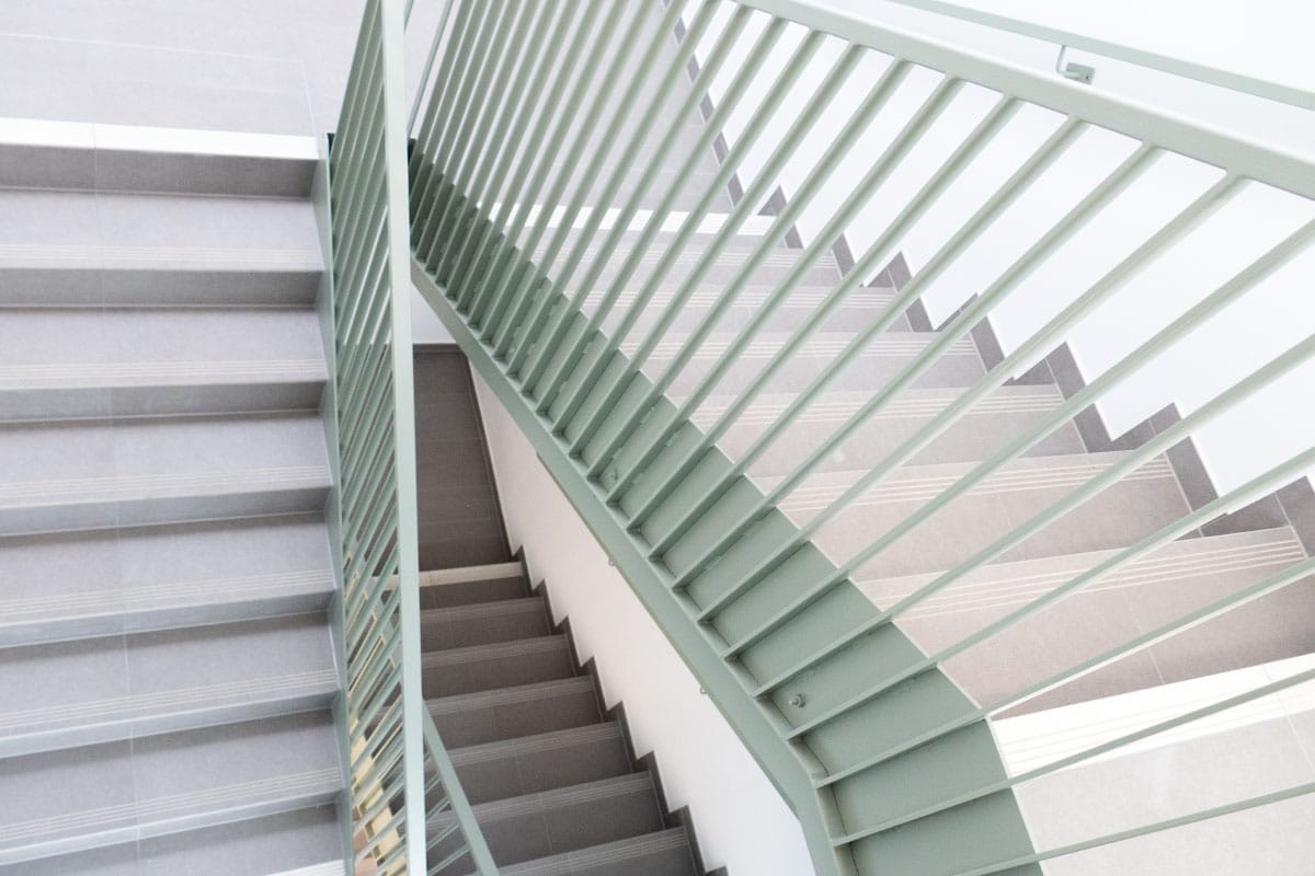 Moderne Treppengeländer-Design in Gebäude-Innenraum