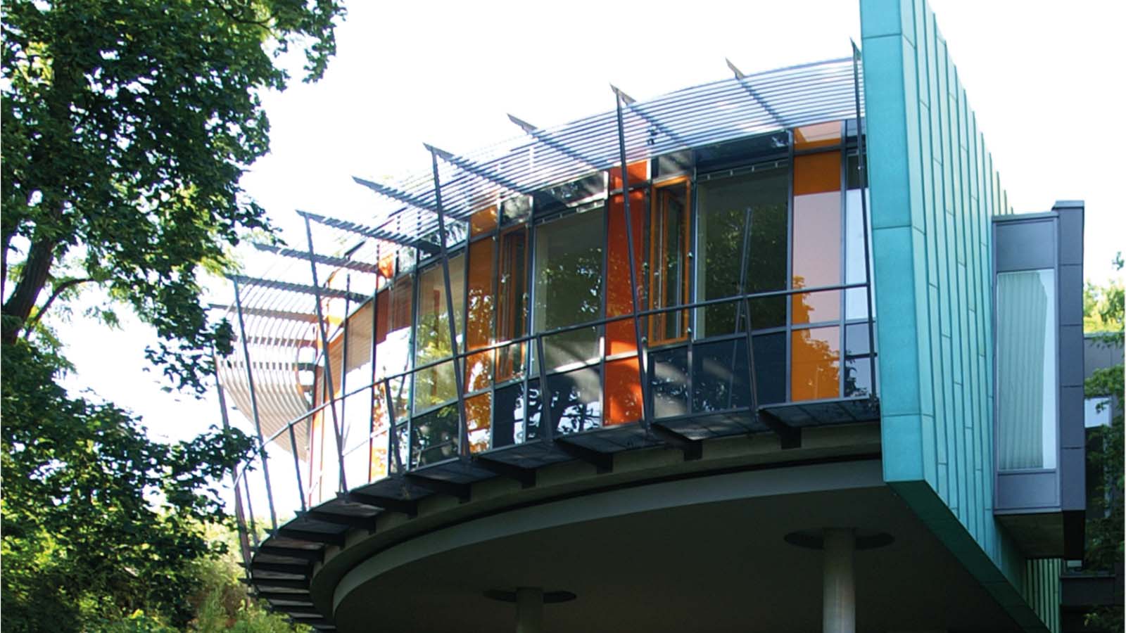 Moderne Architektur mit Glas und grünen Elementen