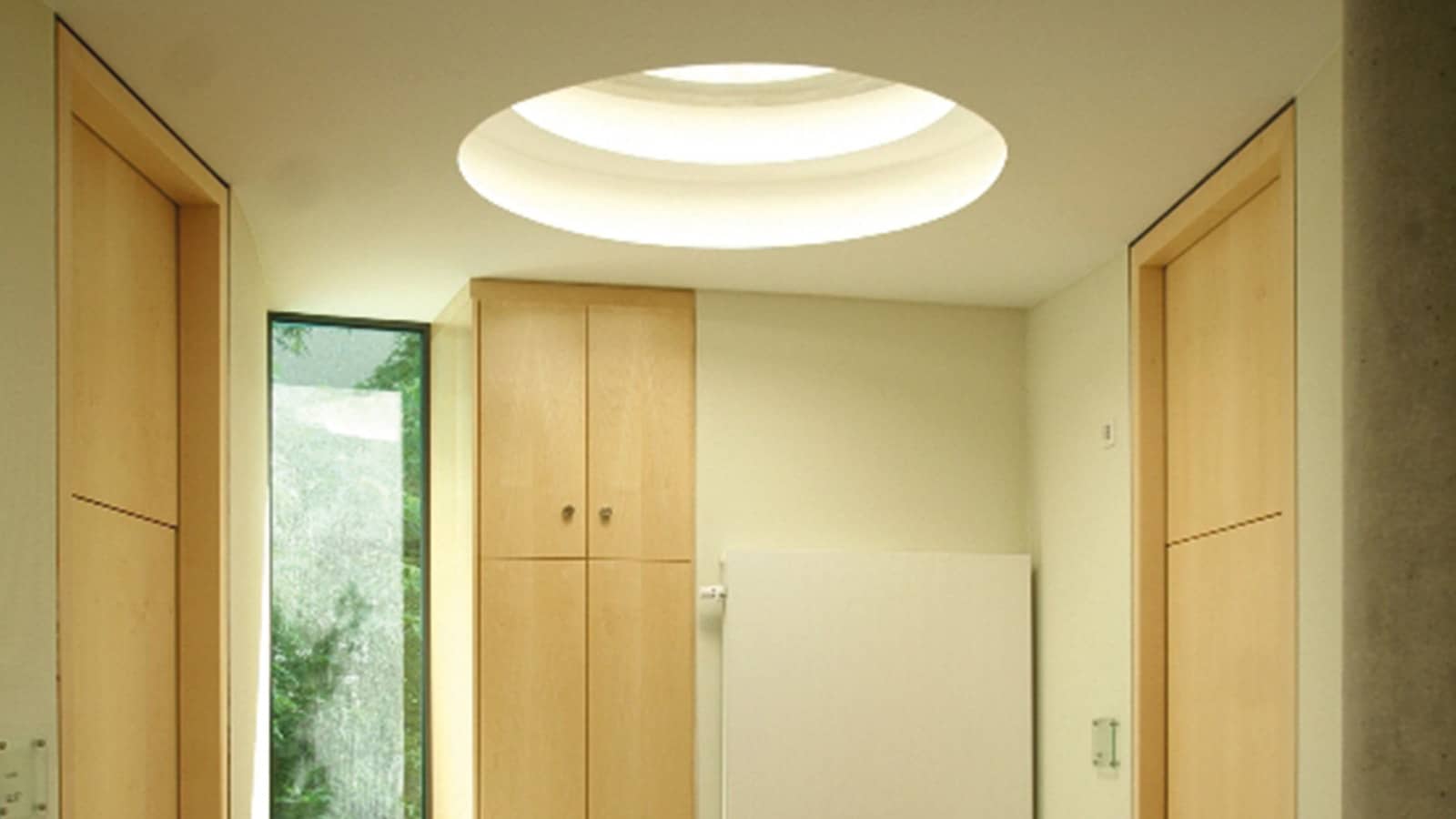 Moderne Flurdecke mit kreisförmigem Oberlicht