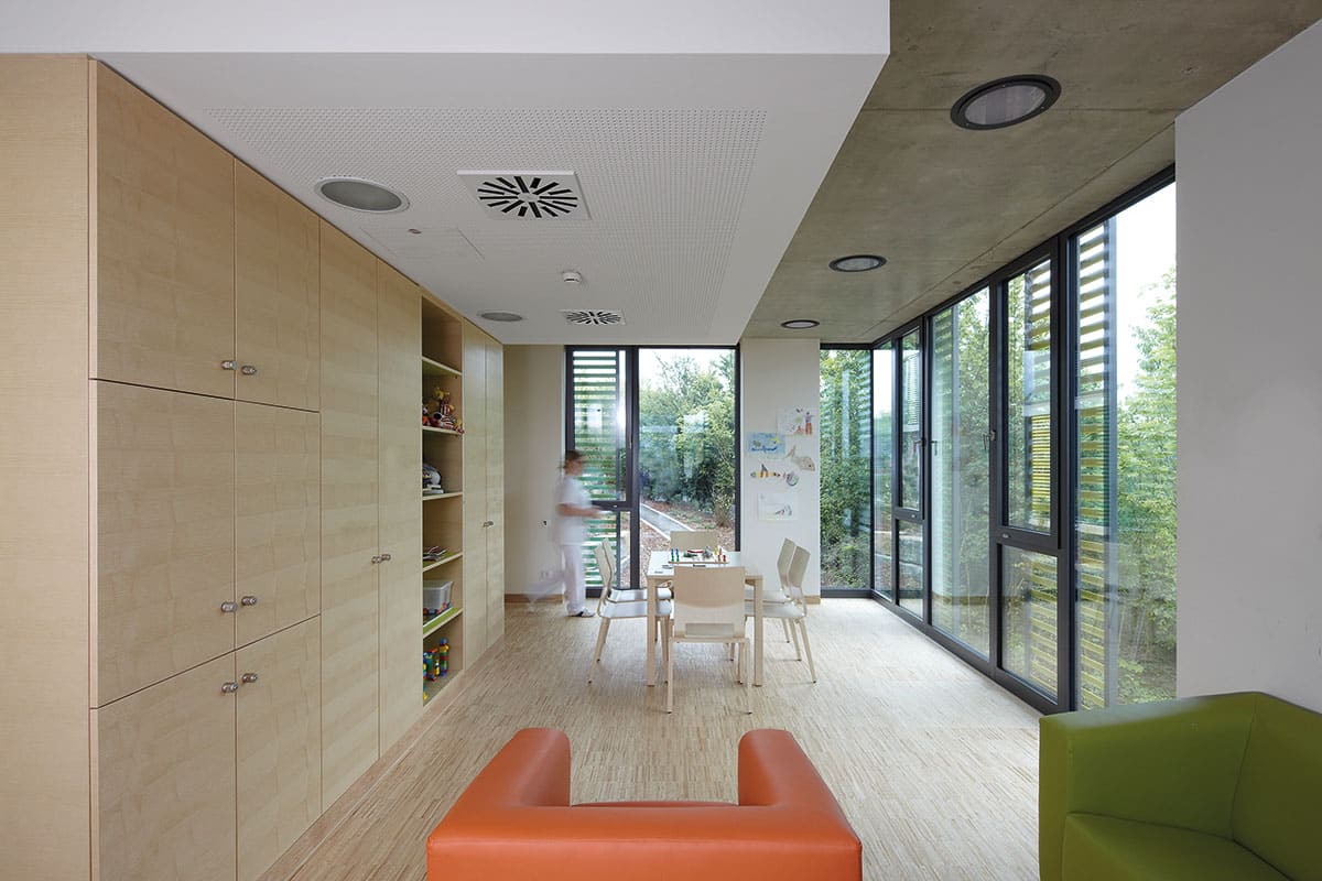 Modernes Kinderzimmer mit Fenster und Spielsachen