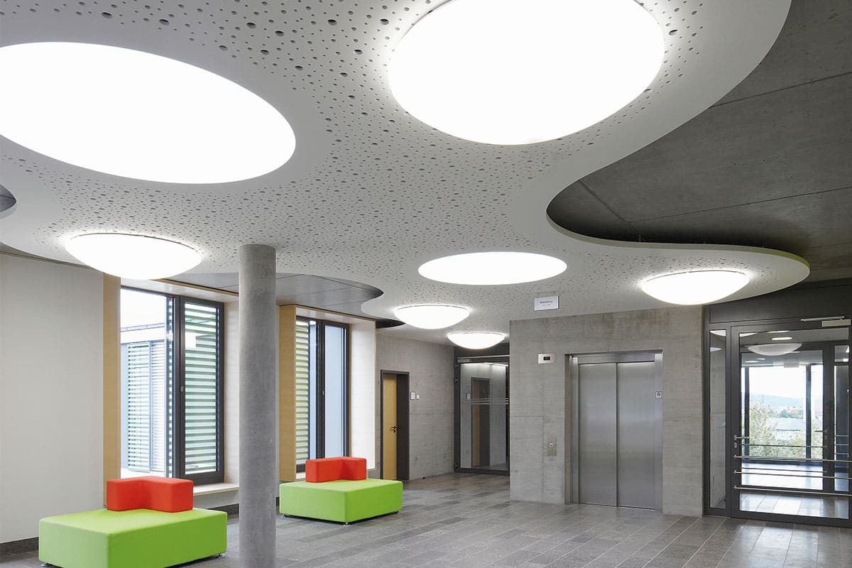 Moderne Lobby mit Sitzgelegenheiten und Aufzug.