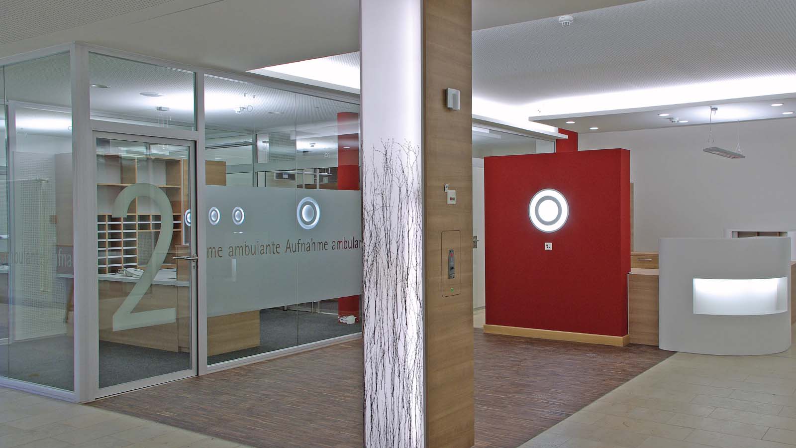 Krankenhaus Empfangsbereich mit moderner Einrichtung