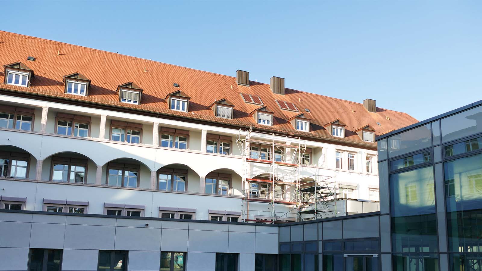Sanierung eines Gebäudes in Deutschland bei Sonnenschein