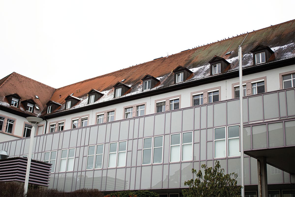 Historisches Gebäude mit Dachfenstern im Winter