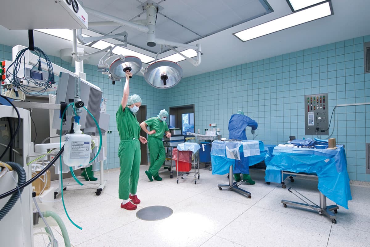 Ärzte im Operationssaal bei der Vorbereitung