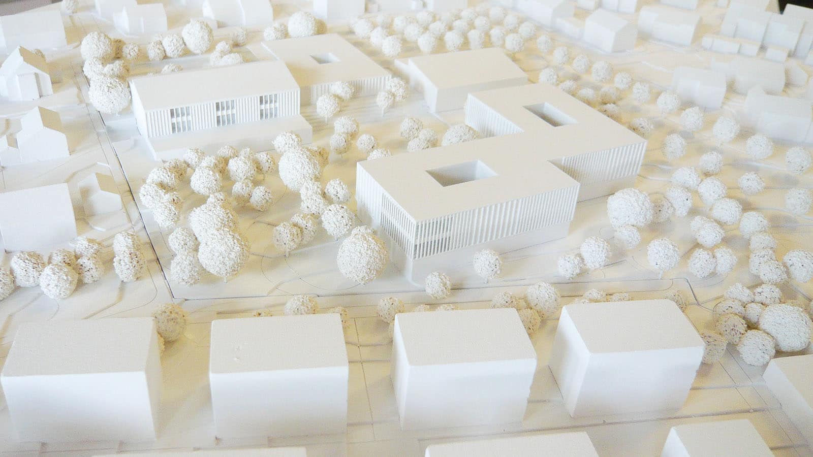 Architekturmodell mit Gebäuden und Bäumen