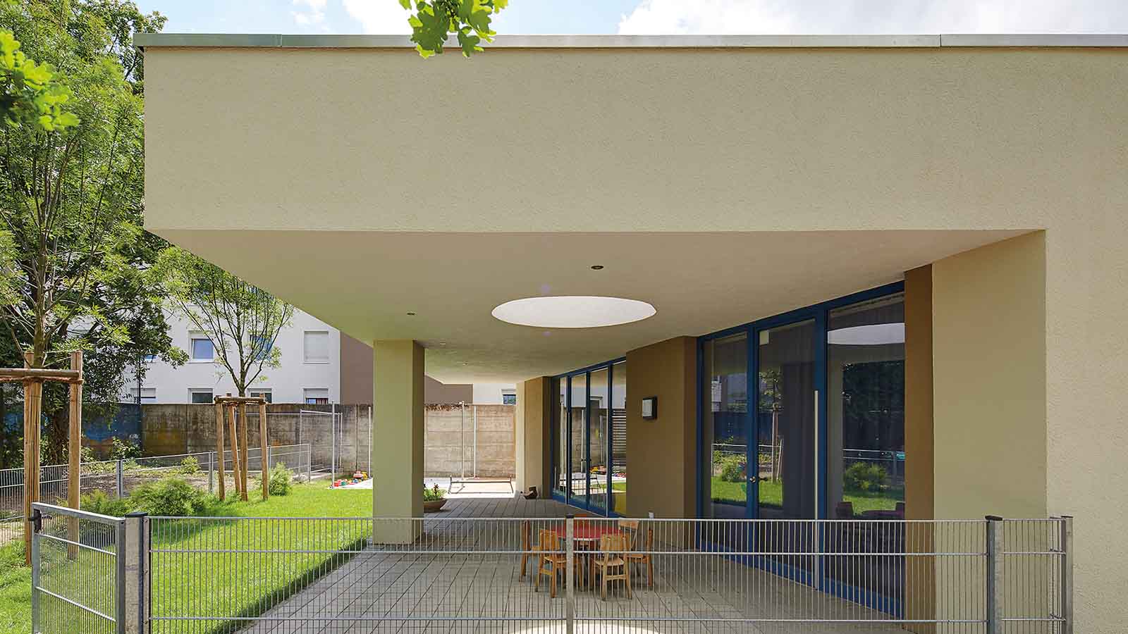 Moderne Terrasse mit Gartenblick und Tischgruppe