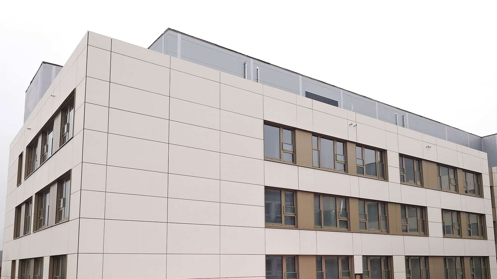 Modernes Bürogebäude mit großen Fenstern