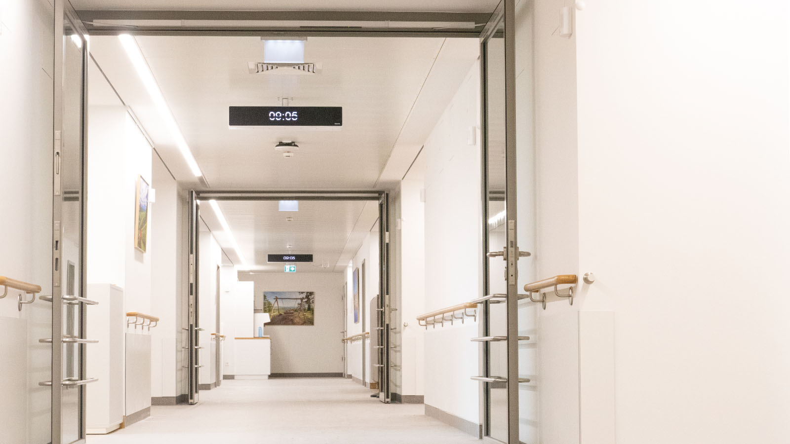 Moderner Krankenhausflur mit offener Tür