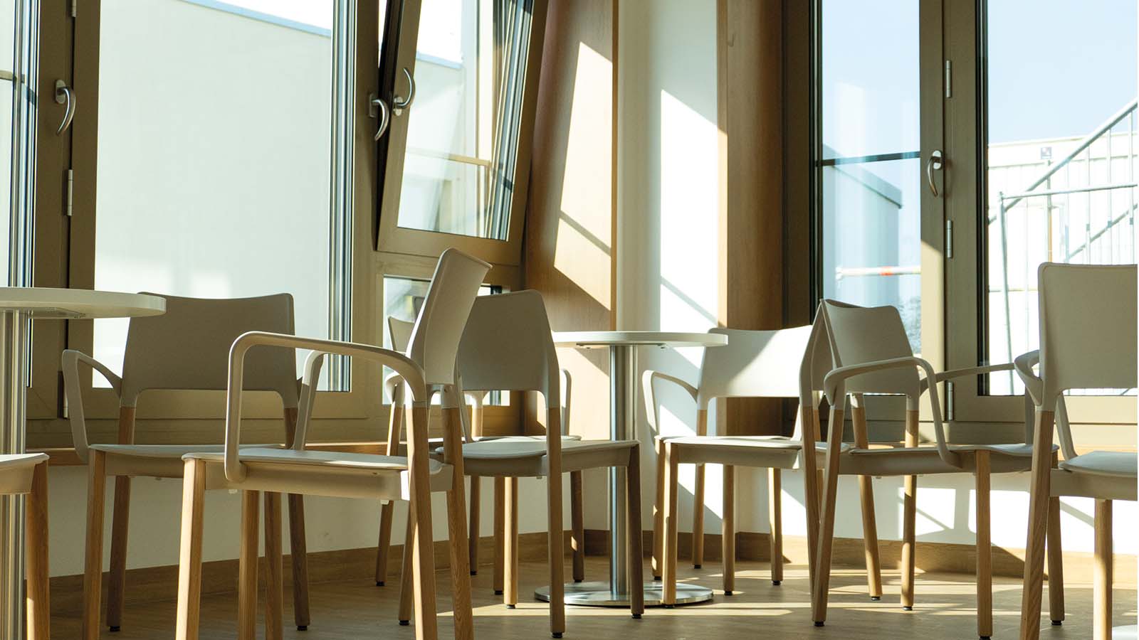 Moderne Cafeteria mit Tischen und Stühlen