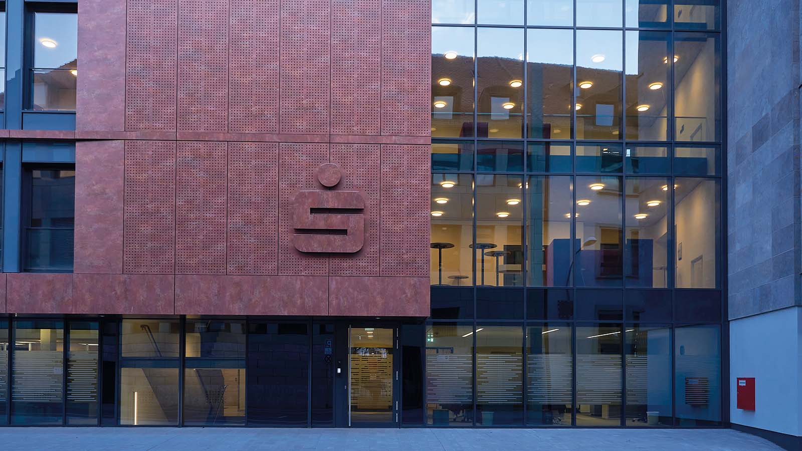 Sparkasse-Gebäude mit Glasfassade und Logo