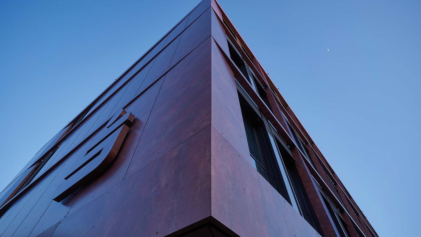 Moderner Bürogebäudewinkel bei klarem Himmel