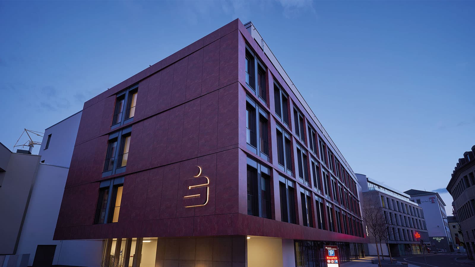 Moderne Gebäude bei Dämmerung in der Stadt.