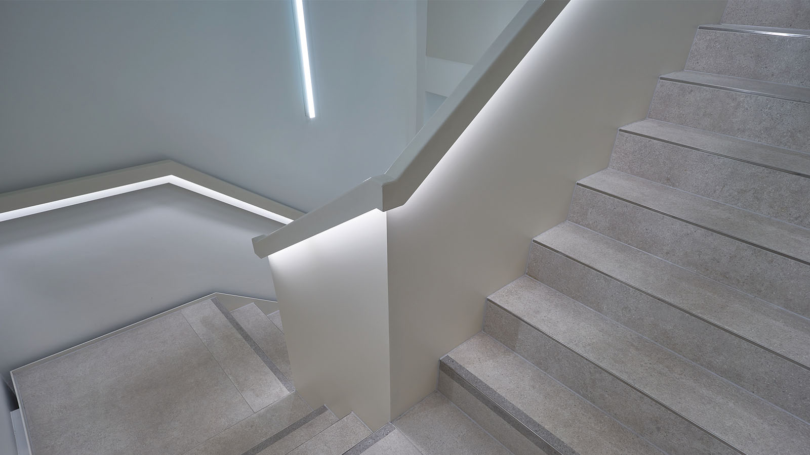 Moderne Treppe mit LED-Beleuchtung in Innenraum