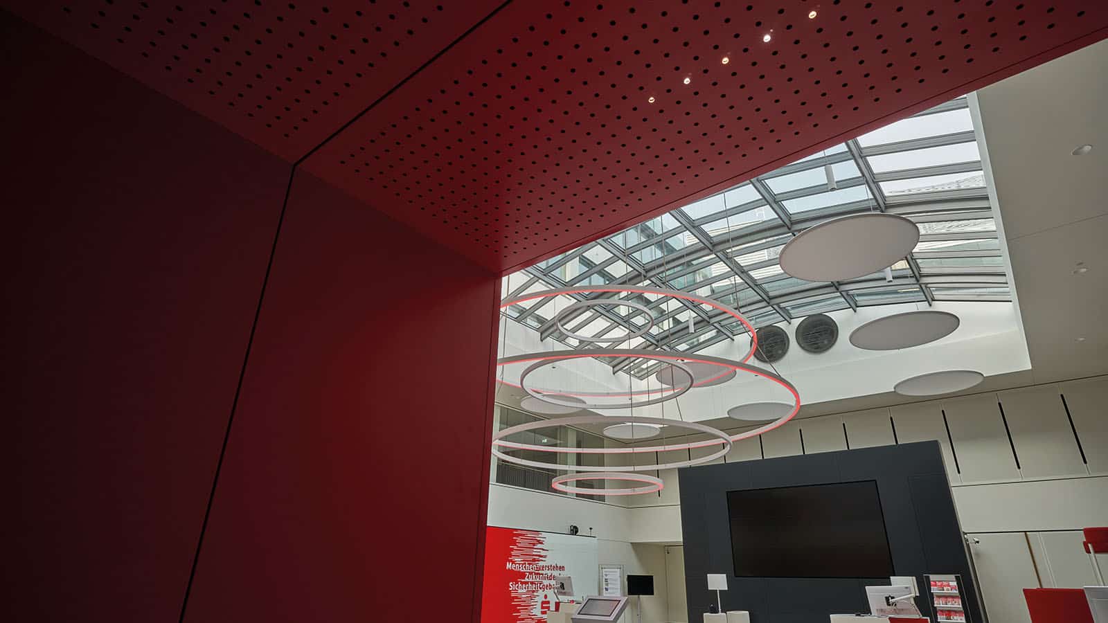 Moderner Showroom mit Deckenelementen und Lichtinstallation