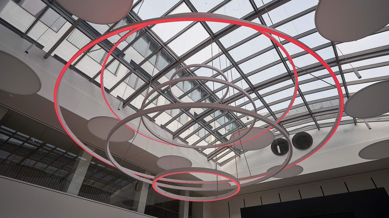 Moderne Architektur mit geometrischen Lichtern im Innenraum.