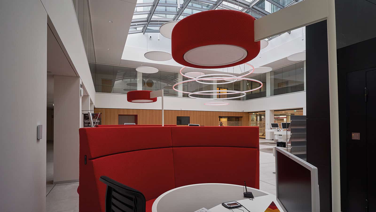 Modernes Büro mit roten Akustikelementen.