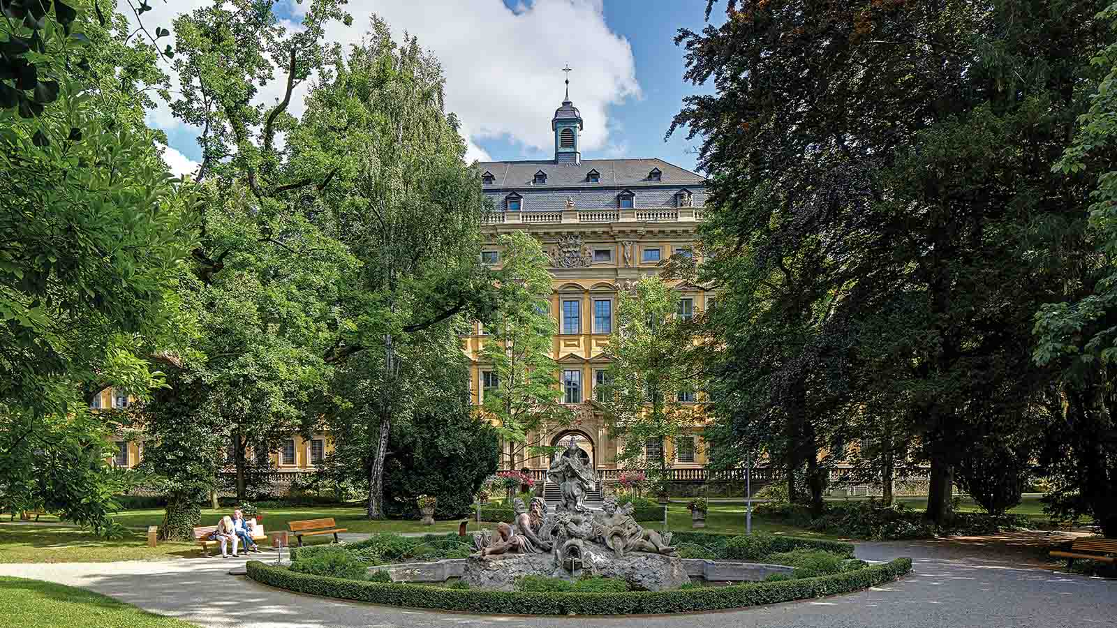 Historisches Gebäude im grünen Park