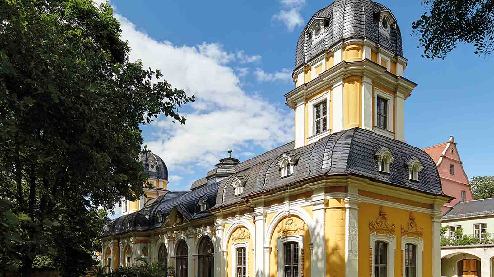 Historisches gelbes Gebäude mit Türmen im Park