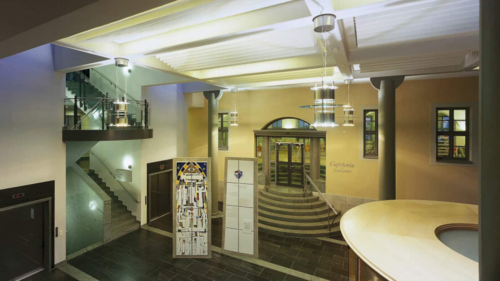 Moderne Lobby mit Aufzug und Treppenhaus