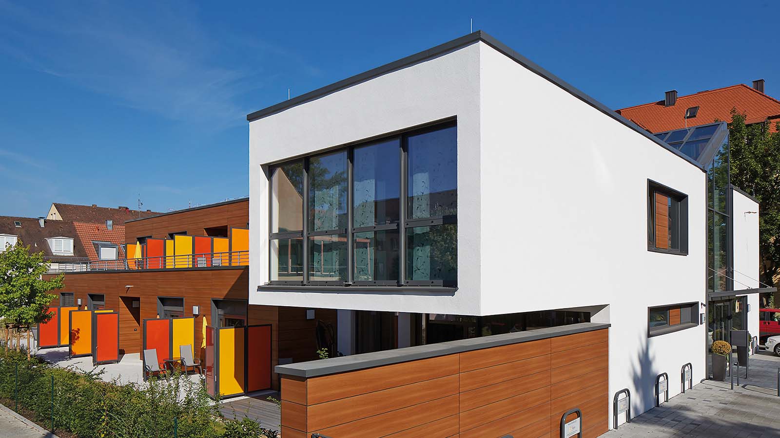 Moderne Architektur: Weißes Gebäude mit Holzelementen.