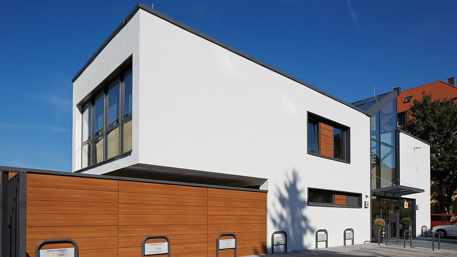 Modernes zweistöckiges Gebäude mit Holzverkleidung und Glas.