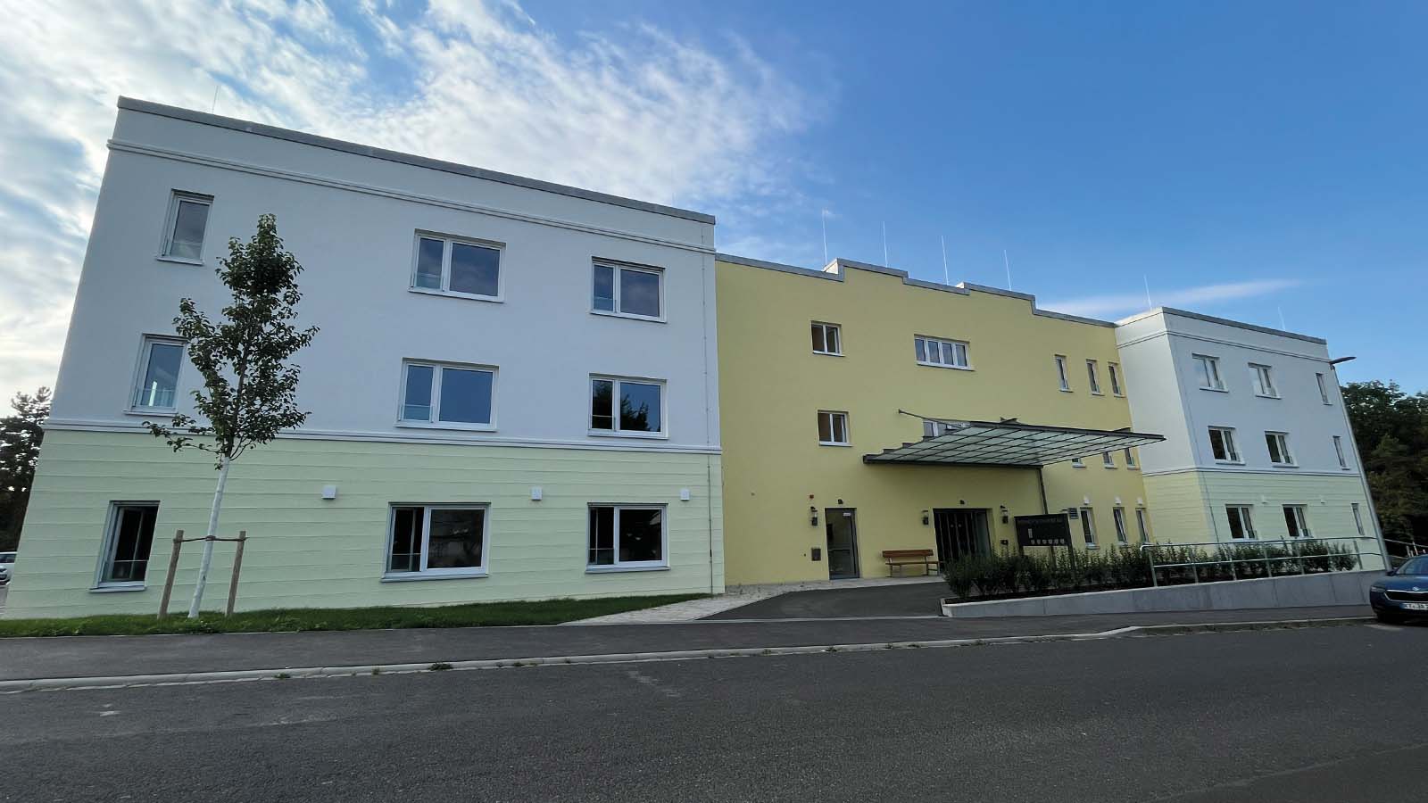 Modernes Gebäude mit gelber und weißer Fassade