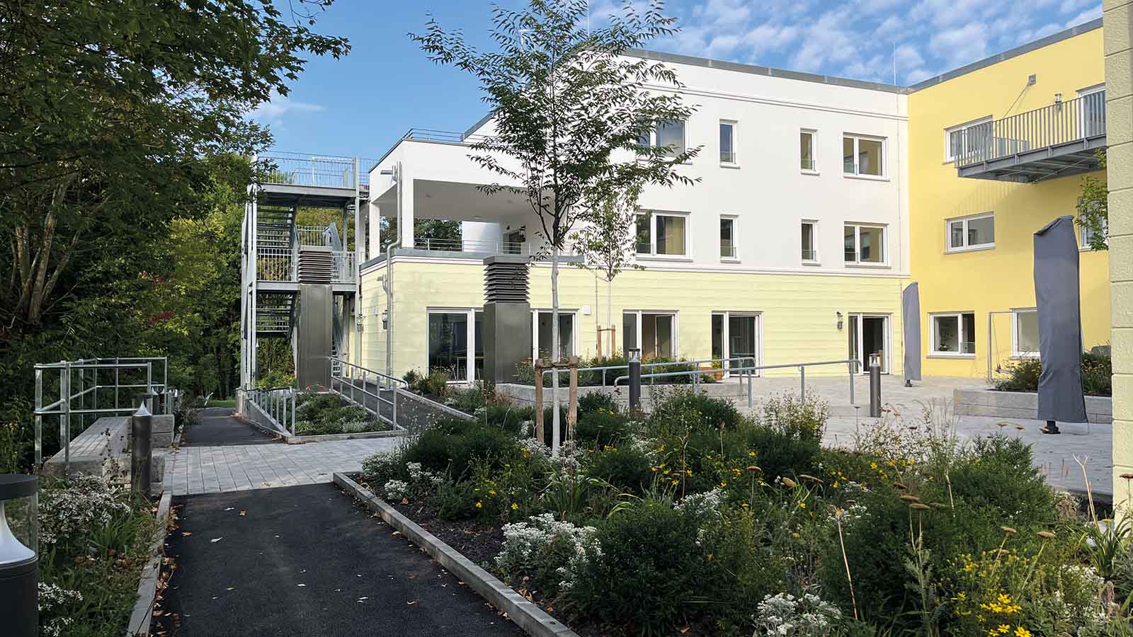 Modernes Gebäude mit Gartenansicht.