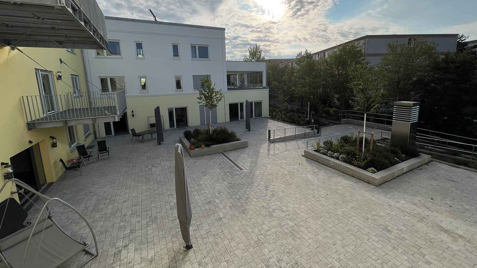 Innenhof eines modernen Gebäudes mit Garten