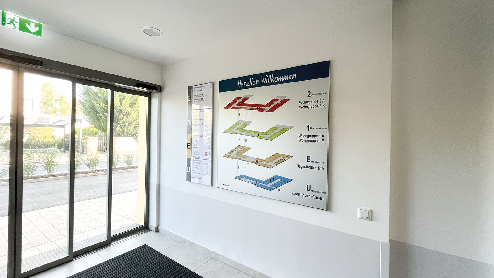 Eingangsbereich mit Gebäudebeschreibung und Fluchtwegplan