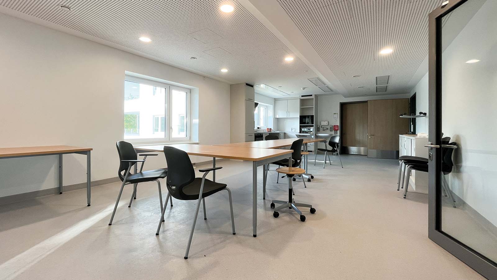 Moderner Besprechungsraum mit Tischen und Stühlen