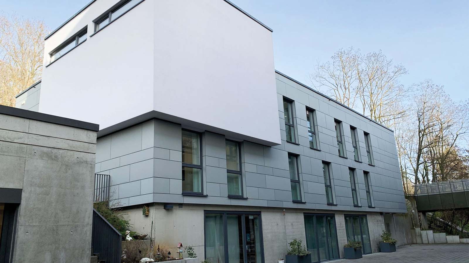 Modernes Wohngebäude mit großen Fenstern