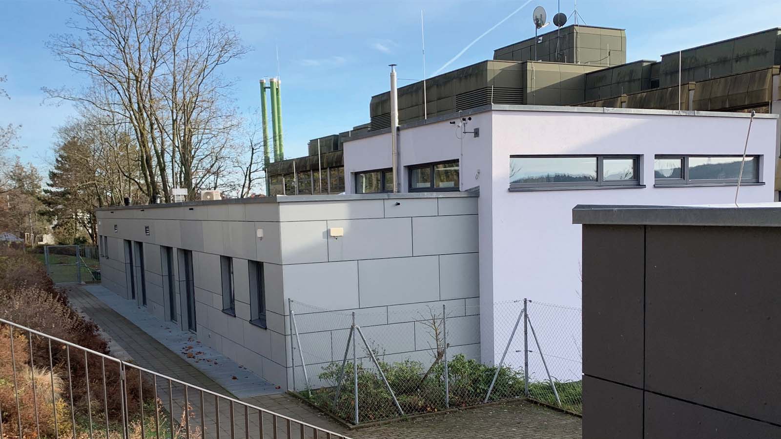 Modernes Gebäude mit Flachdach und Grünanlagen